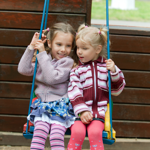 dos ninas en un culumpio.jpg